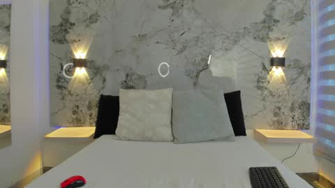 Snapshot of zoe_le chatting on April 2026 11:48:01 AM Zoe online show from April 2026 11:48:01 AM