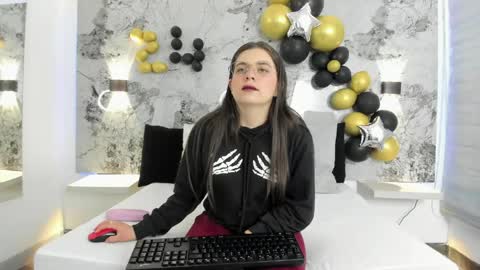 Snapshot of zoe_le chatting on April 2026 12:01:01 PM Zoe online show from April 2026 12:01:01 PM