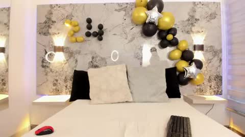 Snapshot of zoe_le chatting on April 2026 11:55:02 AM Zoe online show from April 2026 11:55:02 AM