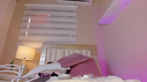 Snapshot of zoe_sky_ chatting on February 2025 05:40:01 PM Hi guys i am Zoe online show from February 2025 05:40:01 PM