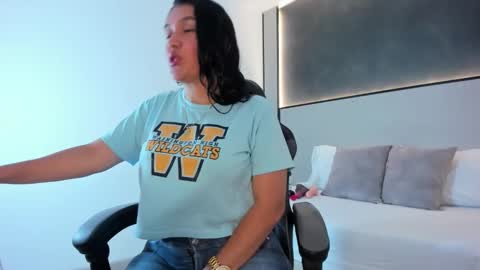 zoee_zi online show from October 2025 06:57:02 PM