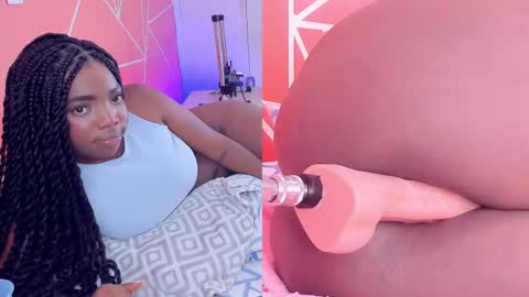 Snapshot of zoeethompson_cm chatting on February 2025 01:11:02 AM online show from February 2025 01:11:02 AM