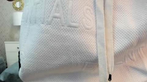 Zoe Krug online show from September 2025 11:48:01 AM