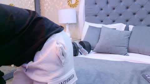 Zoe Krug online show from October 2025 04:15:02 PM