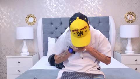 Zoe Krug online show from November 2025 11:44:02 AM