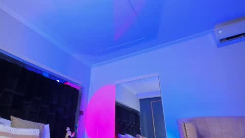 zoevidal_ online show from March 2025 03:07:01 PM