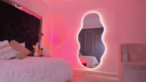 zoevidal_ online show from October 2025 12:00:02 PM