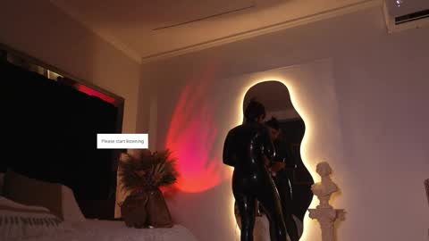 zoevidal_ online show from December 2025 11:59:01 AM