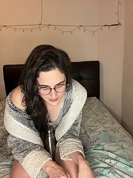 Lunaabbey online show from April 2026 09:45:01 PM