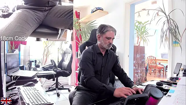 Snapshot of OnlineBossUK chatting on September 2025 04:06:02 PM OnlineBossUK online show from September 2025 04:06:02 PM