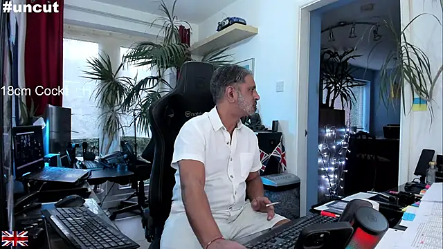 Snapshot of OnlineBossUK chatting on September 2025 06:07:01 PM OnlineBossUK online show from September 2025 06:07:01 PM