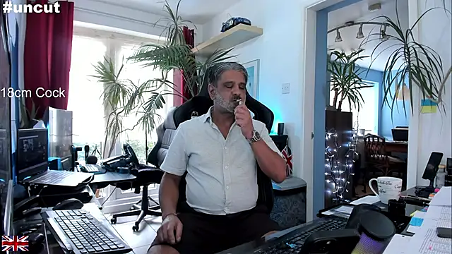 Snapshot of OnlineBossUK chatting on September 2025 03:45:01 PM OnlineBossUK online show from September 2025 03:45:01 PM