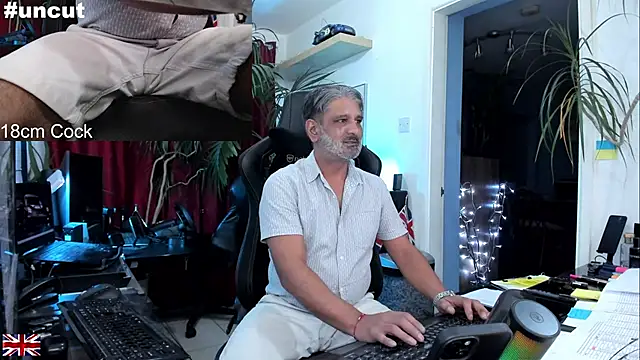 Snapshot of OnlineBossUK chatting on September 2025 10:43:02 PM OnlineBossUK online show from September 2025 10:43:02 PM