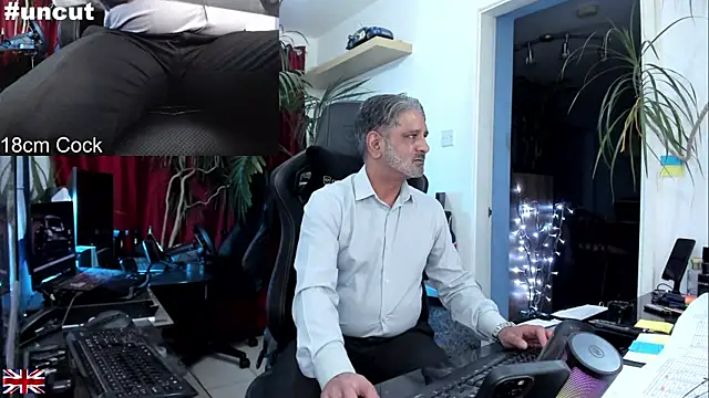 Snapshot of OnlineBossUK chatting on September 2025 08:08:01 PM OnlineBossUK online show from September 2025 08:08:01 PM