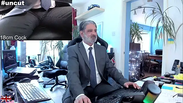 Snapshot of OnlineBossUK chatting on September 2025 11:48:01 AM OnlineBossUK online show from September 2025 11:48:01 AM