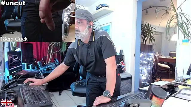 Snapshot of OnlineBossUK chatting on October 2025 06:15:02 PM OnlineBossUK online show from October 2025 06:15:02 PM