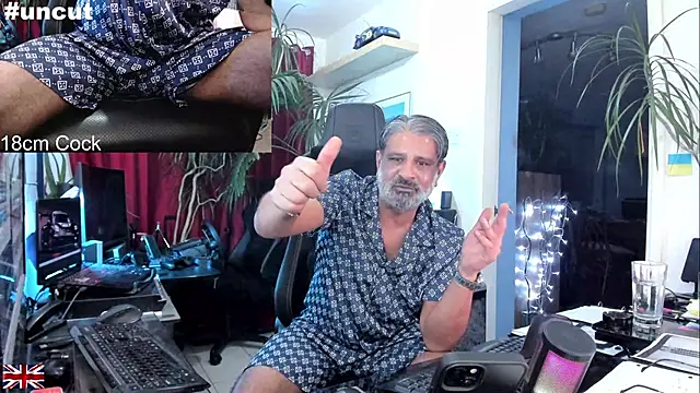 Snapshot of OnlineBossUK chatting on October 2025 04:32:02 AM OnlineBossUK online show from October 2025 04:32:02 AM