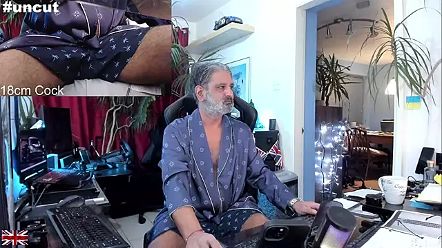 Snapshot of OnlineBossUK chatting on October 2025 07:11:01 PM OnlineBossUK online show from October 2025 07:11:01 PM