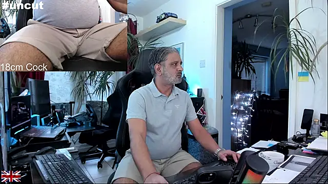 Snapshot of OnlineBossUK chatting on October 2025 05:23:02 PM OnlineBossUK online show from October 2025 05:23:02 PM