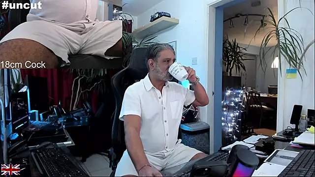 Snapshot of OnlineBossUK chatting on October 2025 06:17:02 PM OnlineBossUK online show from October 2025 06:17:02 PM