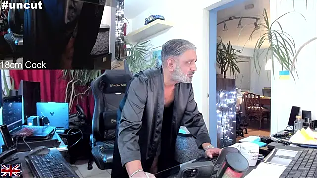 Snapshot of OnlineBossUK chatting on October 2025 10:10:01 PM OnlineBossUK online show from October 2025 10:10:01 PM