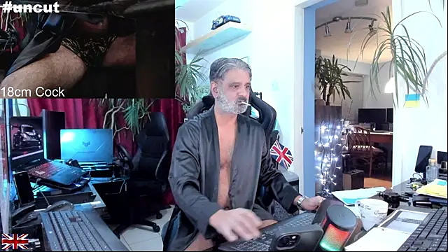 Snapshot of OnlineBossUK chatting on October 2025 09:55:02 PM OnlineBossUK online show from October 2025 09:55:02 PM