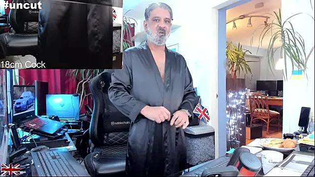 Snapshot of OnlineBossUK chatting on October 2025 08:44:02 PM OnlineBossUK online show from October 2025 08:44:02 PM