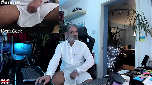 Snapshot of OnlineBossUK chatting on November 2025 04:25:01 PM OnlineBossUK online show from November 2025 04:25:01 PM