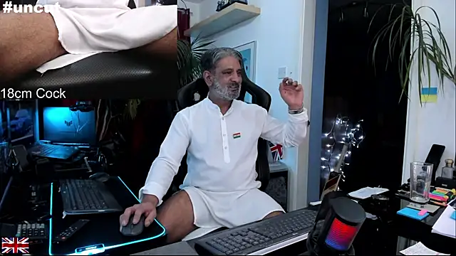 Snapshot of OnlineBossUK chatting on November 2025 04:29:02 AM OnlineBossUK online show from November 2025 04:29:02 AM