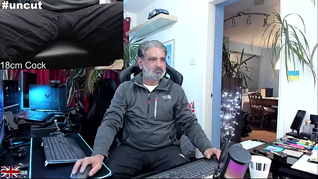 Snapshot of OnlineBossUK chatting on November 2025 10:59:02 PM OnlineBossUK online show from November 2025 10:59:02 PM