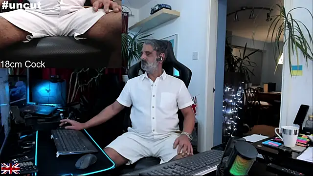 Snapshot of OnlineBossUK chatting on November 2025 09:26:01 PM OnlineBossUK online show from November 2025 09:26:01 PM