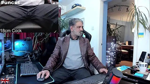 Snapshot of OnlineBossUK chatting on November 2025 07:24:02 PM OnlineBossUK online show from November 2025 07:24:02 PM