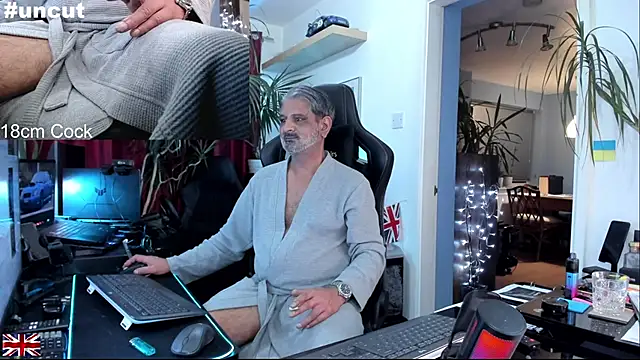 Snapshot of OnlineBossUK chatting on November 2025 06:24:02 AM OnlineBossUK online show from November 2025 06:24:02 AM