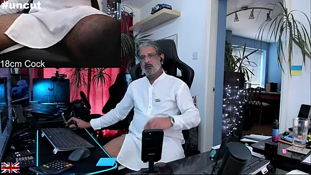 Snapshot of OnlineBossUK chatting on November 2025 01:03:01 PM OnlineBossUK online show from November 2025 01:03:01 PM