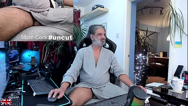 Snapshot of OnlineBossUK chatting on December 2025 11:21:02 PM OnlineBossUK online show from December 2025 11:21:02 PM