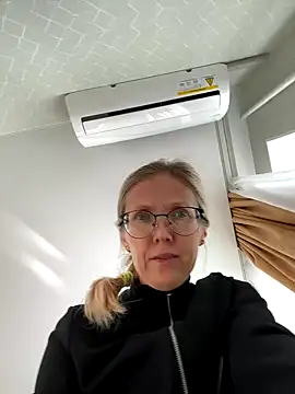 Snapshot of angelmommu chatting on October 2025 05:26:02 AM angelmommu online show from October 2025 05:26:02 AM