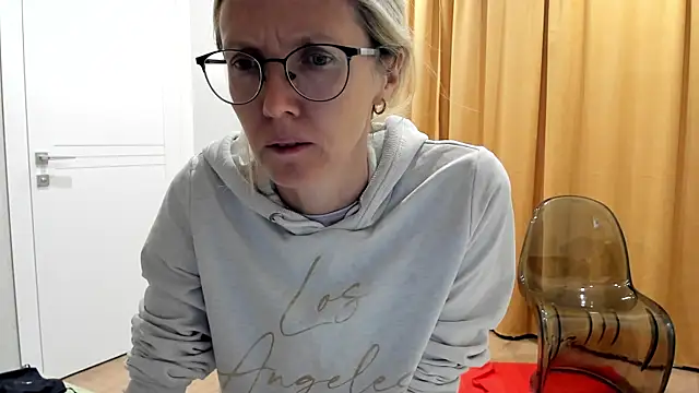 Snapshot of angelmommu chatting on October 2025 04:57:01 AM angelmommu online show from October 2025 04:57:01 AM