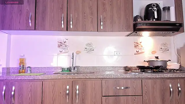 Snapshot of Petit-Rosse chatting on November 2025 12:22:01 AM Petit-Rosse online show from November 2025 12:22:01 AM