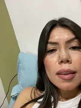 Snapshot of martina_contreras chatting on March 2025 08:09:01 AM martina contreras online show from March 2025 08:09:01 AM