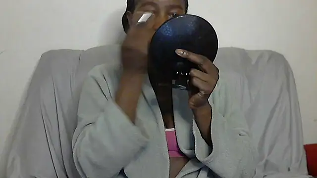 Snapshot of sluttylaura21 chatting on March 2025 12:01:02 AM sluttylaura21 online show from March 2025 12:01:02 AM