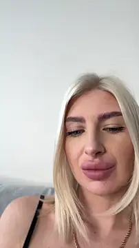 Snapshot of Mia_Roxie chatting on April 2026 04:46:01 AM Mia Roxie online show from April 2026 04:46:01 AM