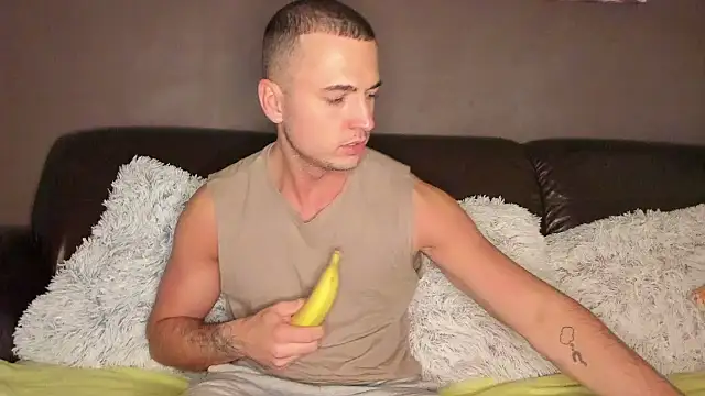 paulblack21 online show from November 2025 06:29:01 PM