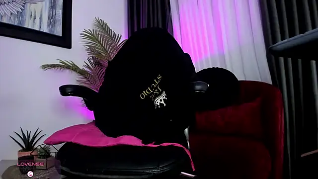 brianahill  online show from October 2025 07:23:02 PM