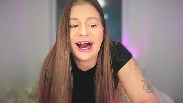 Snapshot of JuicyHelenX chatting on November 2025 03:17:02 PM JuicyHelenX online show from November 2025 03:17:02 PM