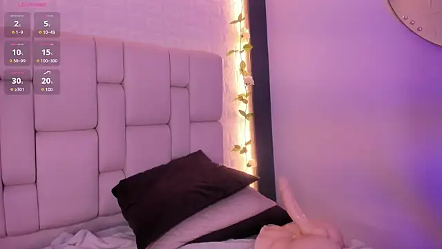 Snapshot of emma_woods_ chatting on December 2024 03:30:02 PM emma woods  online show from December 2024 03:30:02 PM