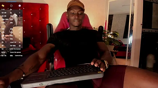 Snapshot of DannSmmith chatting on September 2025 03:40:01 AM DannSmmith online show from September 2025 03:40:01 AM