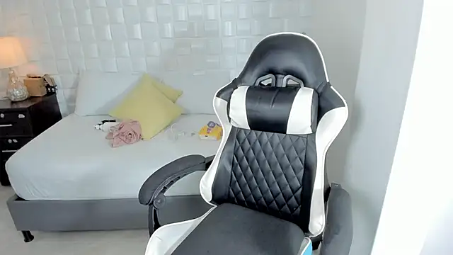 Snapshot of anny_rouse24 chatting on April 2026 02:34:01 AM anny rouse24 online show from April 2026 02:34:01 AM