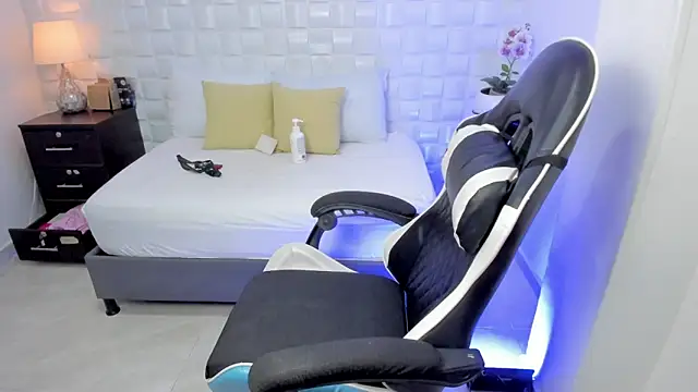 Snapshot of anny_rouse24 chatting on April 2026 02:29:02 AM anny rouse24 online show from April 2026 02:29:02 AM