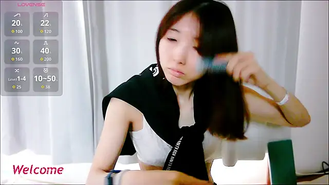 Snapshot of Love_me_Eri_ chatting on October 2025 12:19:01 AM Love me Eri  online show from October 2025 12:19:01 AM