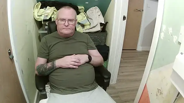 Snapshot of FriendlyDave chatting on February 2025 06:59:01 PM FriendlyDave online show from February 2025 06:59:01 PM